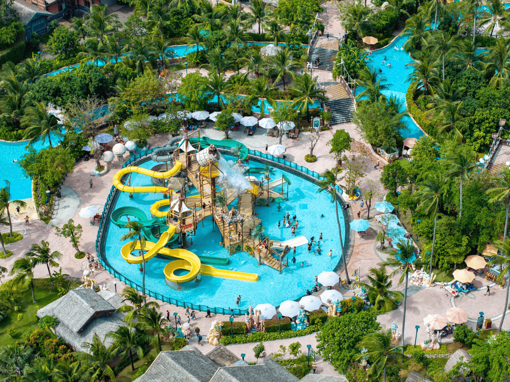 Travelers can spend the afternoon exploring VinWonders Phu Quoc and capturing stunning photos at the iconic Turtle Aquarium by the sea (Source: Sun World Hon Thom)